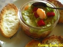 Verrine de guacamole, salade de tomate et crevettes en verrine