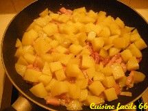 Pommes de terre, oignons, lardons à la poêle au reblochon