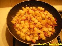 Pommes de terre, oignons, lardons à la poêle au reblochon