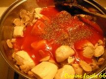 Sauté de poulet, sauce tomate au basilic et champignons de Paris